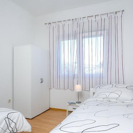 Holiday Home Iris Marina Bagian luar foto