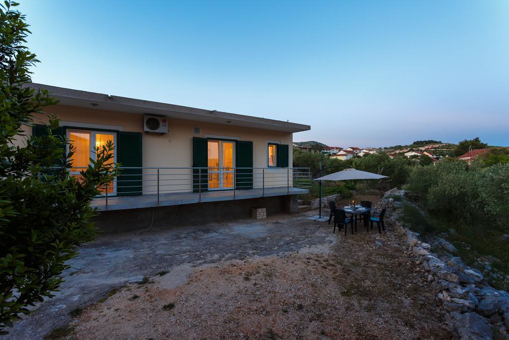 Holiday Home Iris Marina Bagian luar foto
