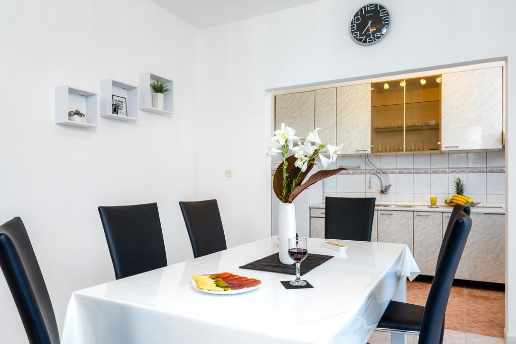 Holiday Home Iris Marina Bagian luar foto