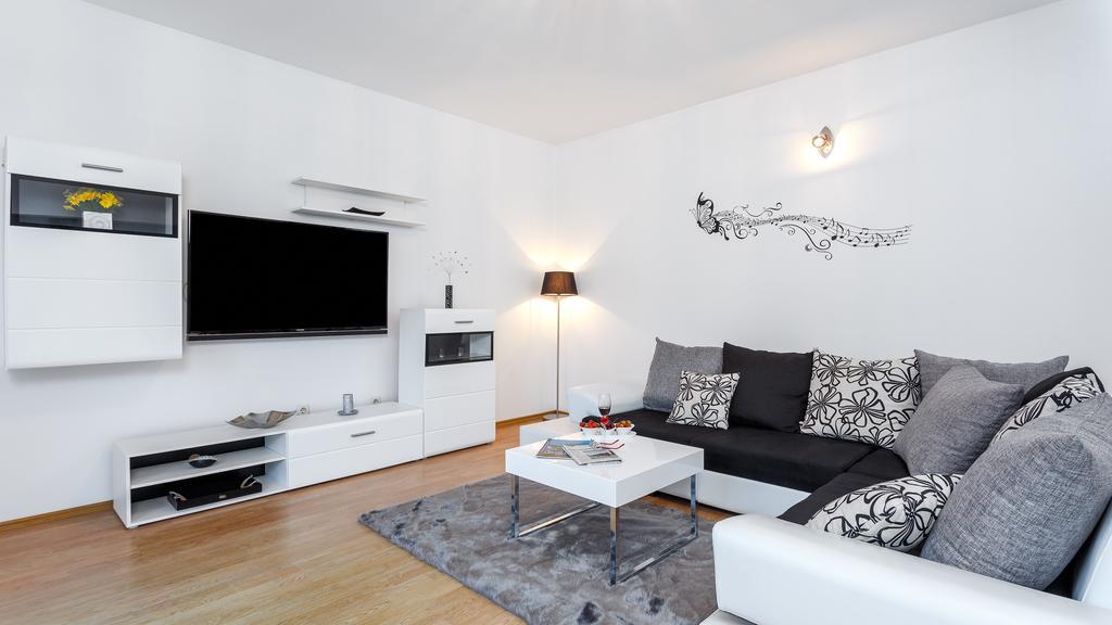 Holiday Home Iris Marina Bagian luar foto
