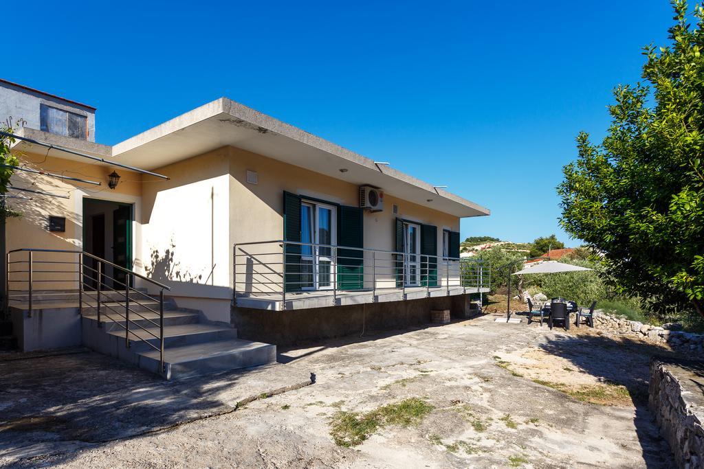 Holiday Home Iris Marina Bagian luar foto
